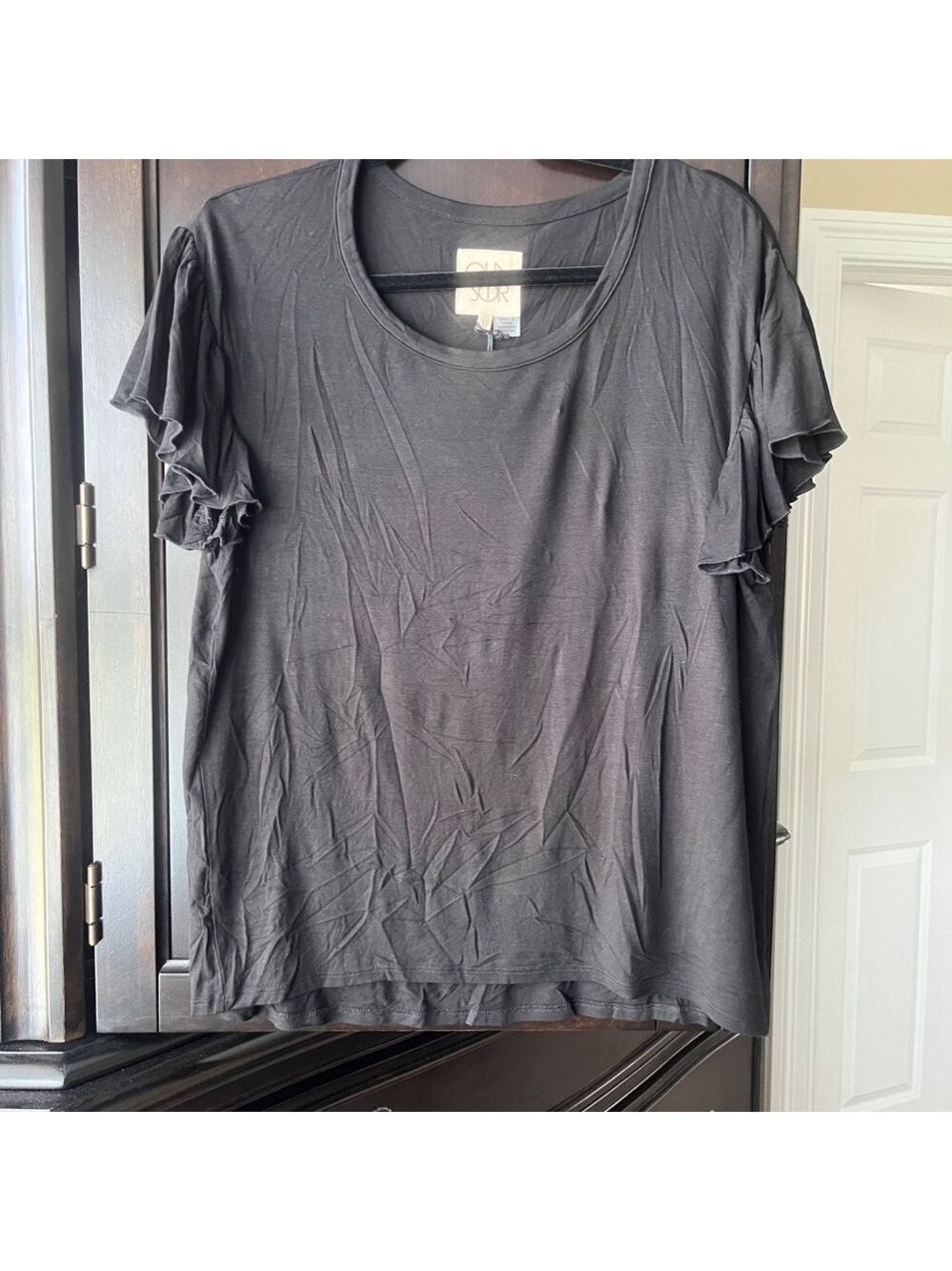 NWT Chaser Flouncy Sleeve Hi-Lo Tee, True Black, Medium